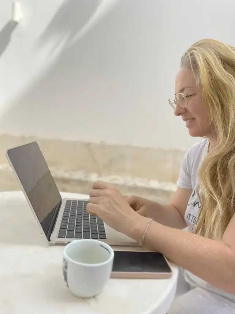 May Autorin schreibt an ihrem neuen Buch